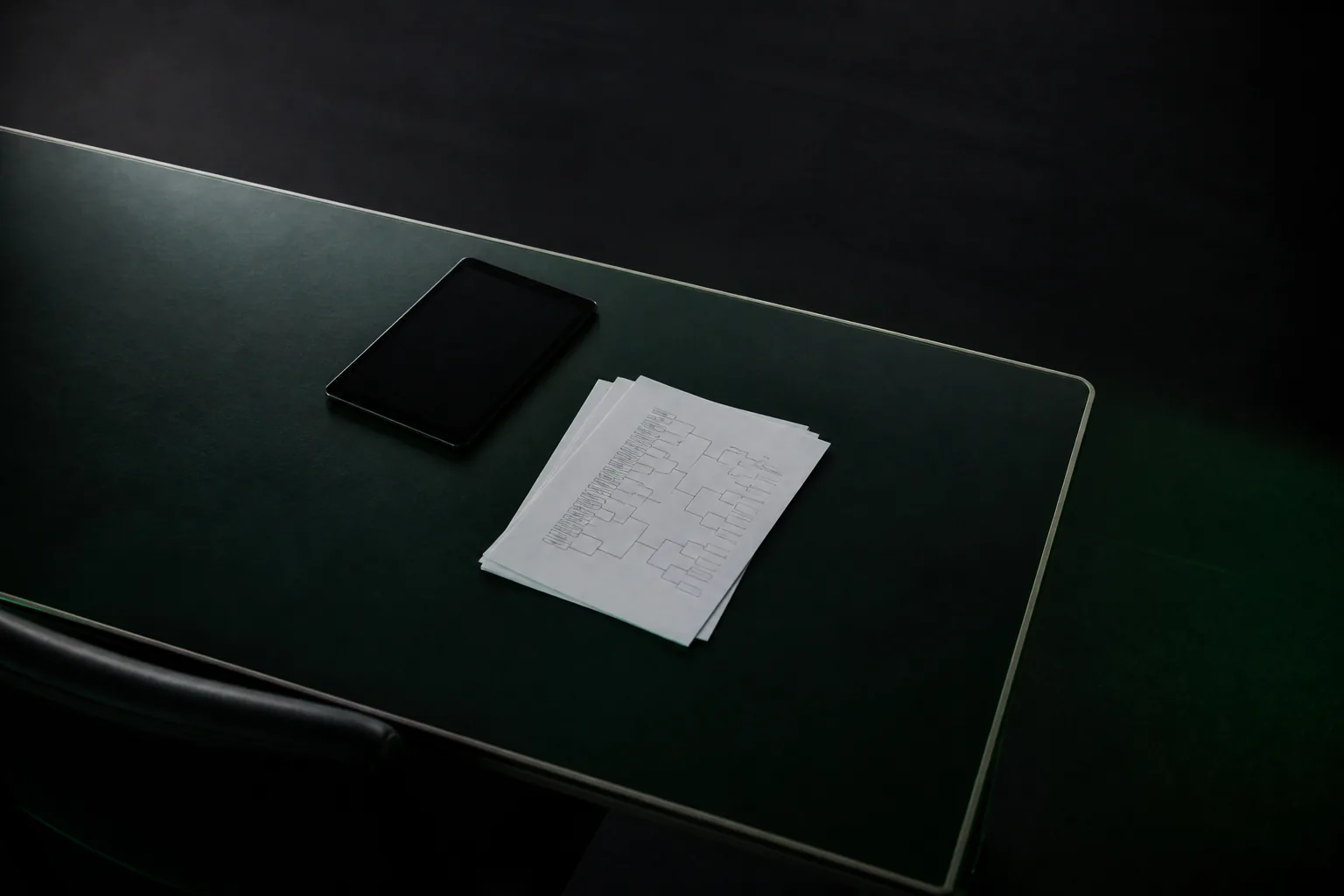 Mesa de arbitraje con planillas de bracket bajo luz verde / Referee desk with bracket sheets under green light
